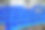 一排排钴蓝色的塑料椅子。图片下载