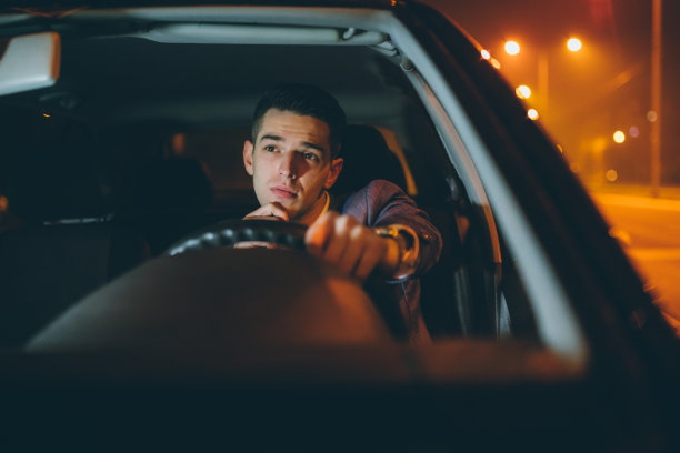 等待红绿灯时的沉思图片下载