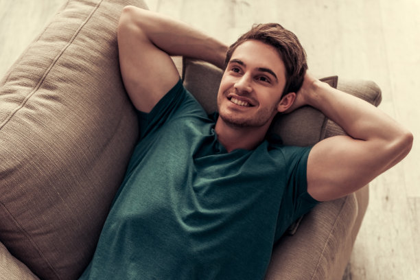 帅哥在家图片下载