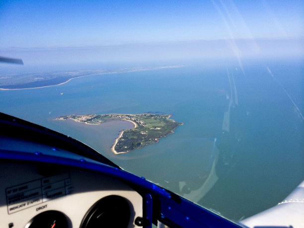 沼泽和天空鸟瞰图图片下载