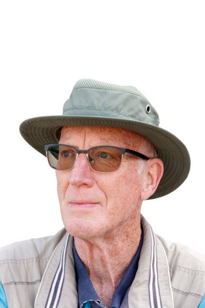 68岁的老人戴着帽子，孤立在白色的背景下。图片下载