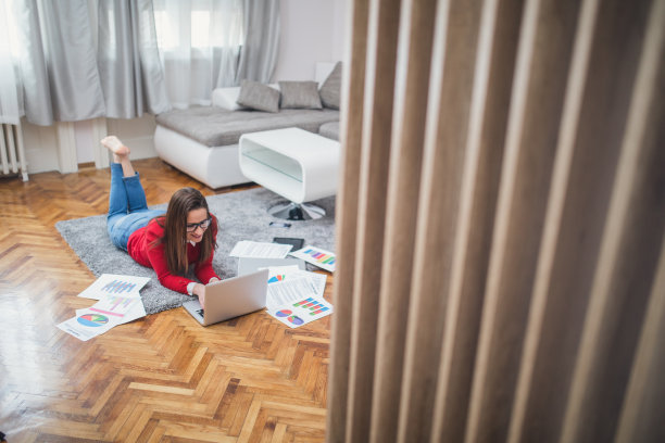 微笑着在家工作的女商人图片下载