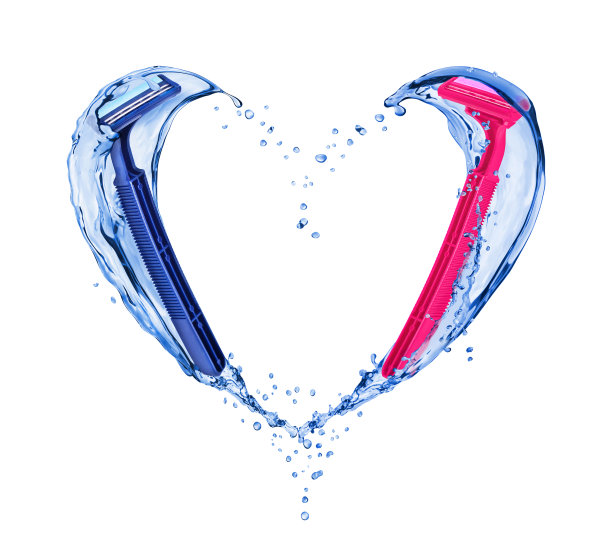 粉色女士剃须刀和蓝色剃须刀与水溅在白色的背景图片下载