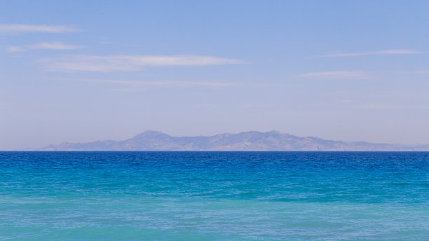 宁静的风景。背景是海面和山脉图片下载