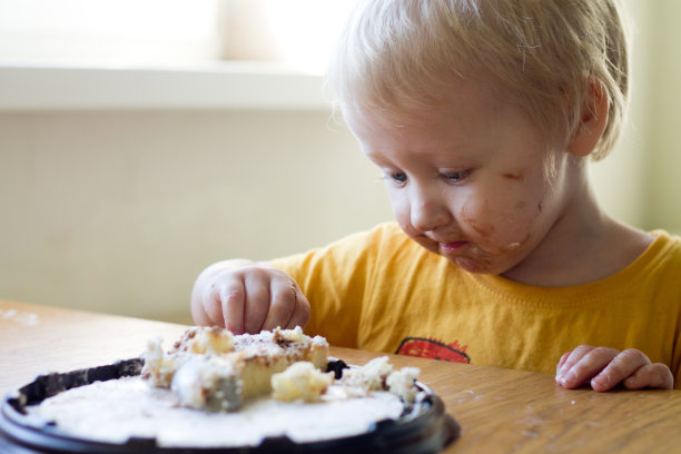 这孩子把蛋糕弄得一团糟，弄脏了所有的泥土图片下载