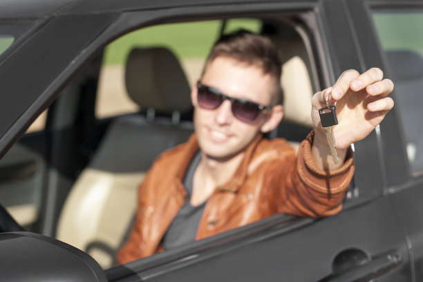 年轻人在车里展示钥匙图片下载