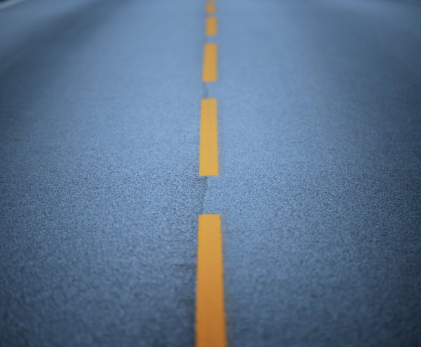 乡村公路上的黄色分界线图片下载