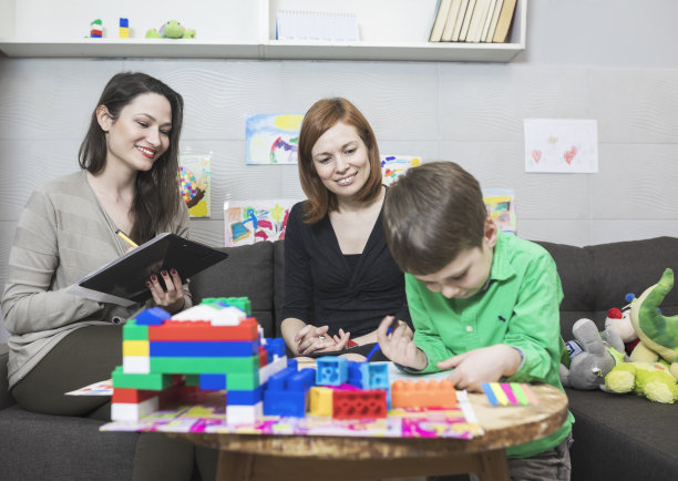 工作中的儿童心理学家图片下载