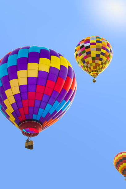 三只热气球升向天空图片下载