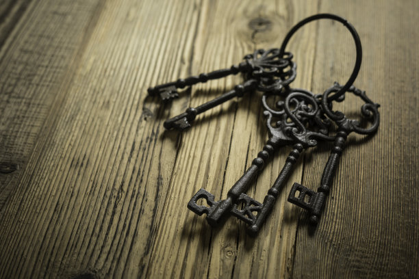钥匙圈上一串生锈的钥匙图片下载