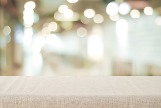 空桌子与亚麻桌布上模糊的商店与散景背景横幅，产品展示蒙太奇图片下载