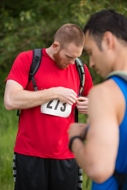 两个朋友准备户外比赛图片下载