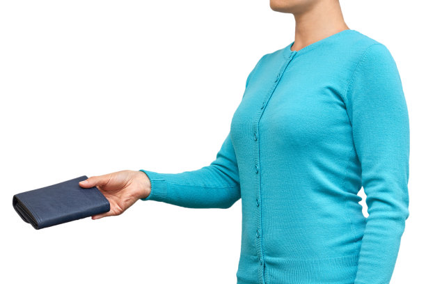 手里拿着钱包的女孩。在白色背景上隔离图片下载