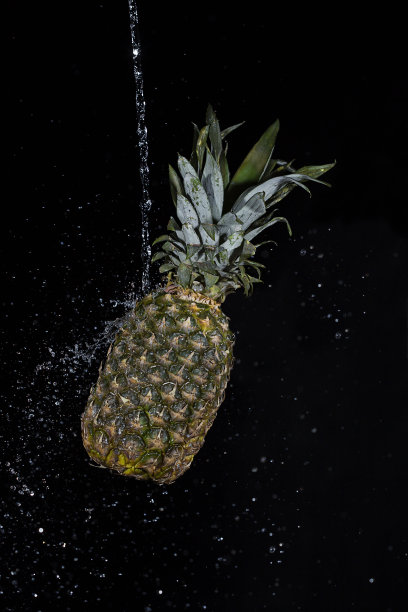 流水下的菠萝图片下载