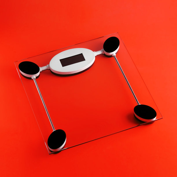 家用电器。红色背景的浴室秤图片下载
