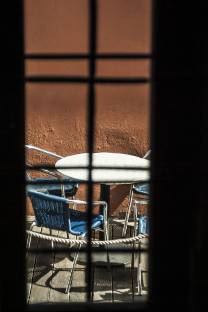 望向小酒馆的露台图片下载