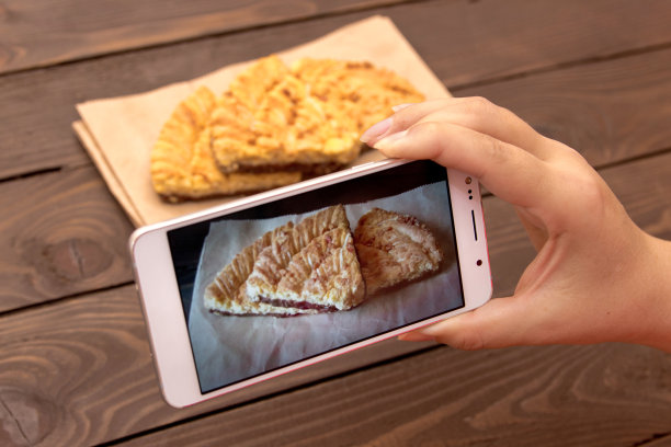用手机拍摄食物。用于广告或社交媒体的食物照片。图片下载