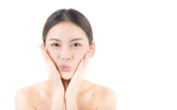 美丽的女孩与化妆，女人和皮肤护理化妆品概念/迷人的亚洲女孩微笑的脸孤立在白色的背景。图片下载