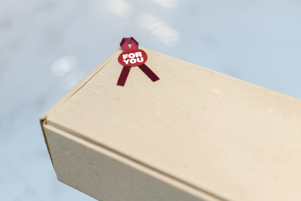 礼品盒的特写，上面有红色的蝴蝶结，上面写着“为你”图片下载