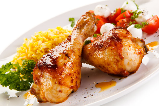 烤鸡腿配薯条和蔬菜素材图片