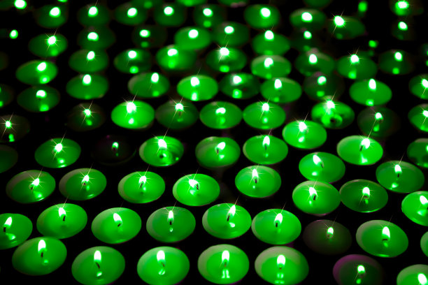 绿色能源。拯救地球。烛光在守夜时燃烧的柔和背景图像。图片下载