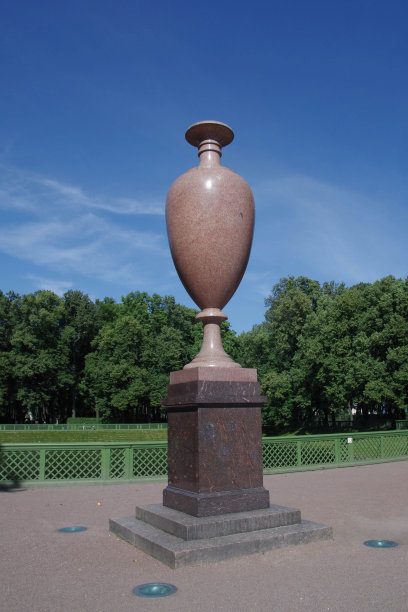 花岗岩的花瓶。夏日花园中平静的池塘。在公园里休息。夏天在公园里。图片下载