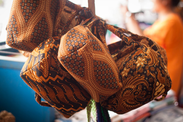 一款传统的蜡染图案手袋，专为马利博罗街头市场的女性设计图片下载