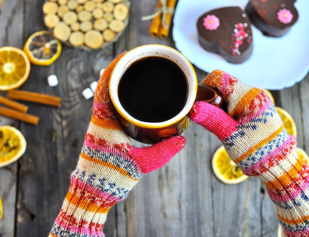 手里拿着一杯咖啡，图片下载