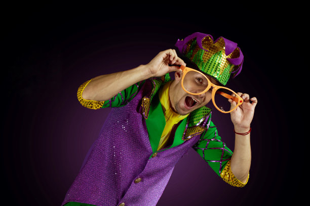 美工团队制作娱乐肥皂泡。黑色演播室里的肥皂泡秀。图片下载