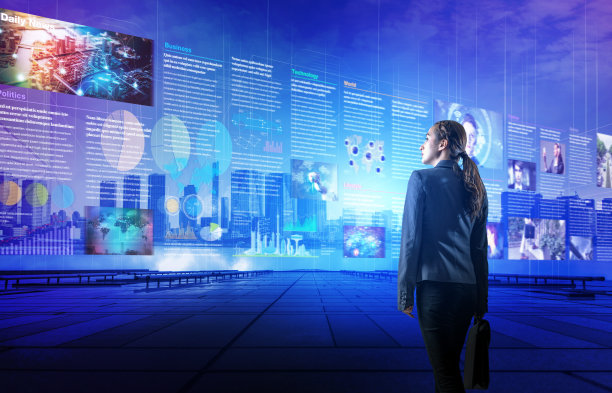 在线策展媒体概念。电子报纸。年轻女子拿着笔记本电脑和各种新闻图片。抽象的混合媒体。图片下载