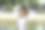 年轻女子在城市河边休息图片下载