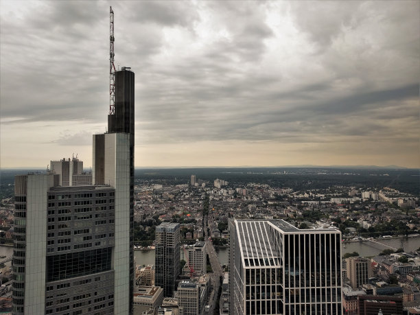 从摩天大楼俯瞰法兰克福的天际线图片下载