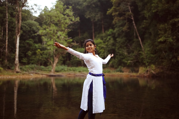 卡萨克舞者在户外表演图片下载