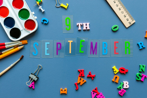 9月9日。月的第9天，回到学校的理念。日历上有老师或学生的工作背景，蓝色的桌子上有学习用品。秋天的时间图片下载