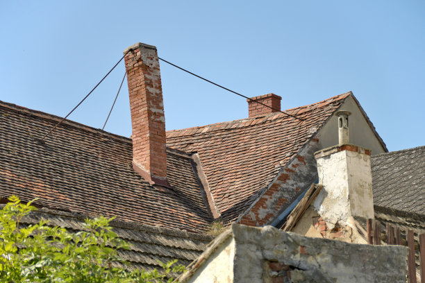 老房子上的斜砖烟囱图片下载