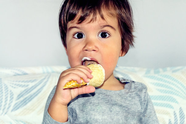 可爱的男孩在吃冰淇淋图片下载