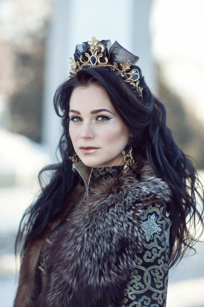 一个穿着皮草的黑发女人的肖像图片下载