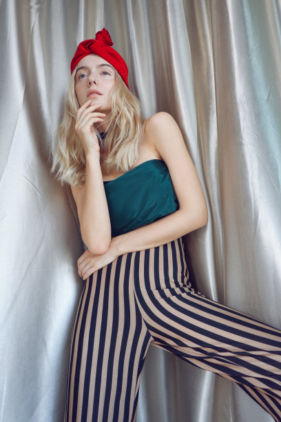 戴着红色头巾的美丽迷人的女人图片下载