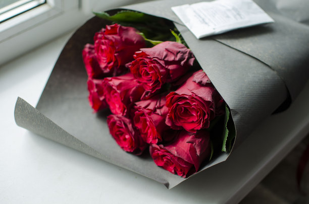 一大束红玫瑰。不错的生日礼物。男人送给女人的礼物图片下载