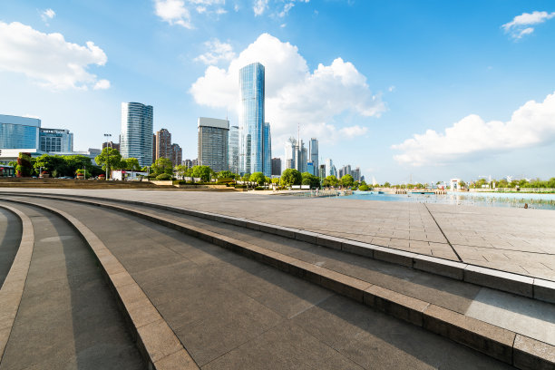 全景天际线和建筑物与空的混凝土广场地板图片下载
