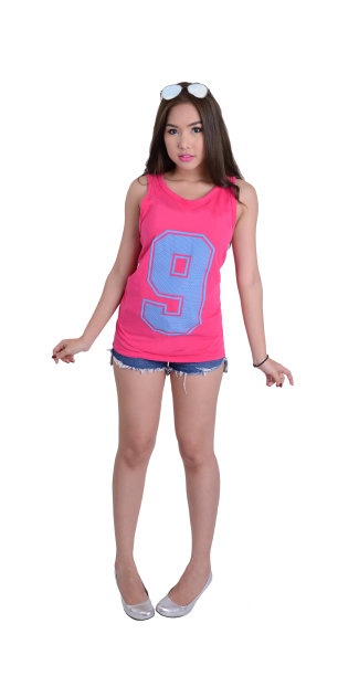 漂亮的女孩穿着粉红色背心和短裤牛仔裤。图片下载