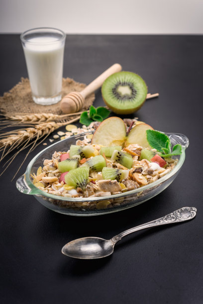 一碗健康的麦片，水果，坚果和牛奶，这是一顿有营养的早餐。图片下载