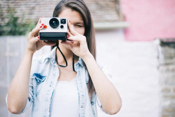 年轻女子即时拍照图片下载