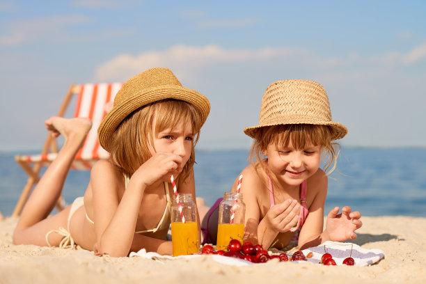 孩子们夏天在海滩野餐图片下载