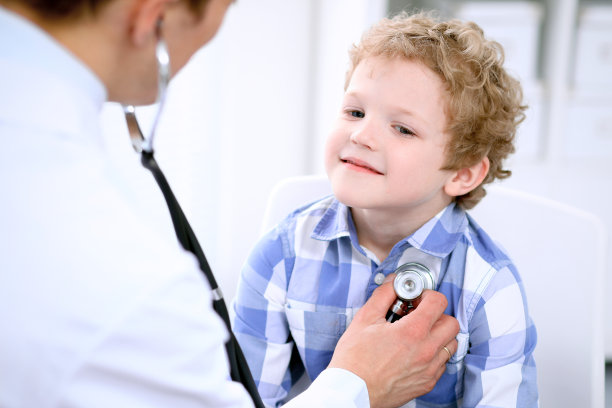 医生用听诊器检查儿童病人图片下载