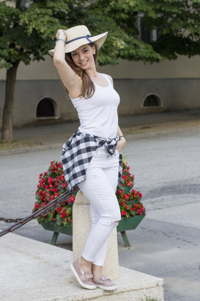 有帽子的女孩图片下载