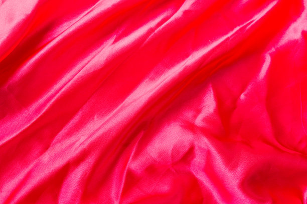 红色织物图案为背景。图片下载