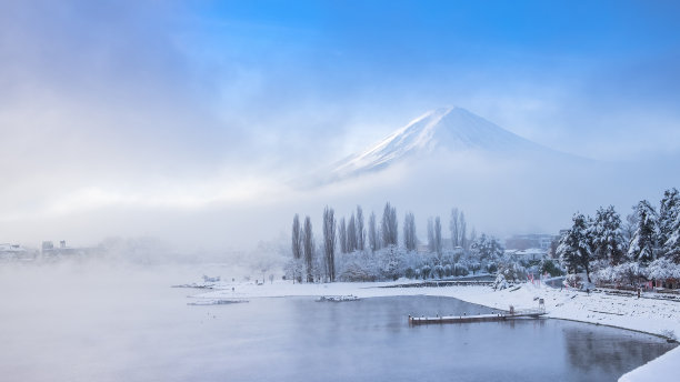 日本川口湖的富士山冬天下雪图片下载