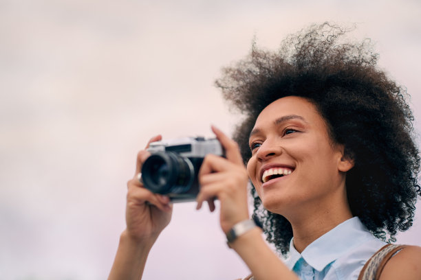 混血游客拍照图片下载