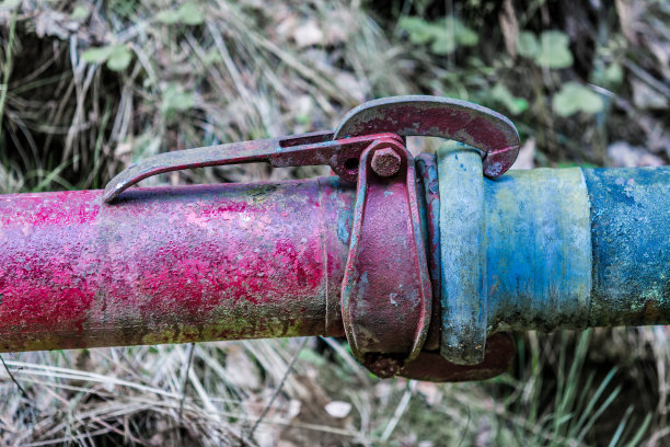 带有离合器的旧彩色管道。固定连接的象征。图片下载